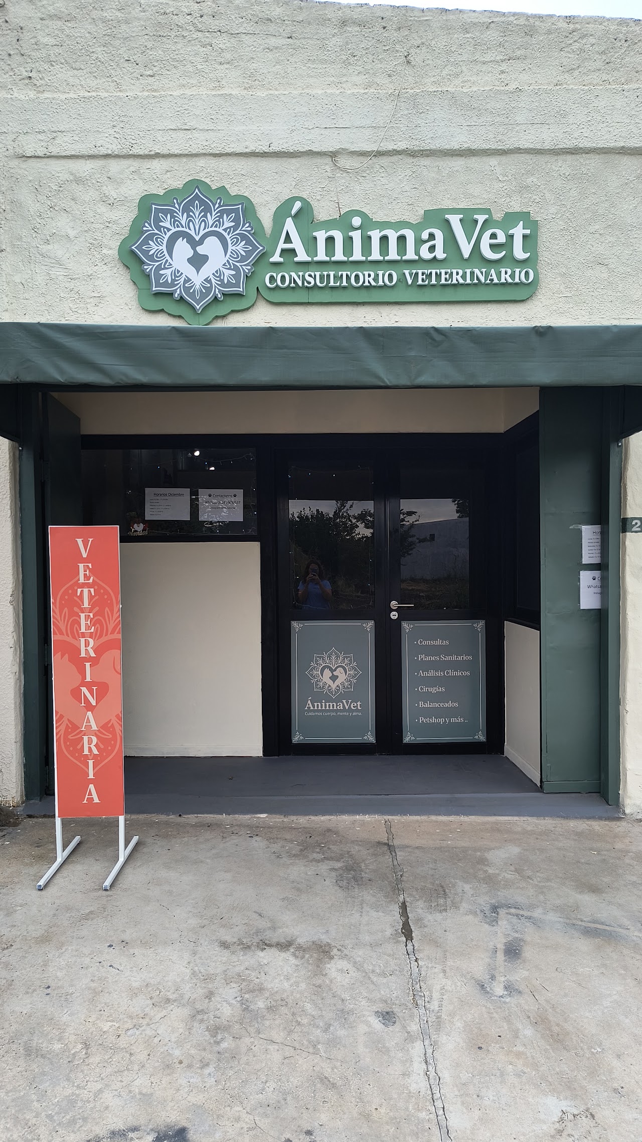 Fachada cálida y acogedora de AnimaVet Boutique Veterinaria en Paraná