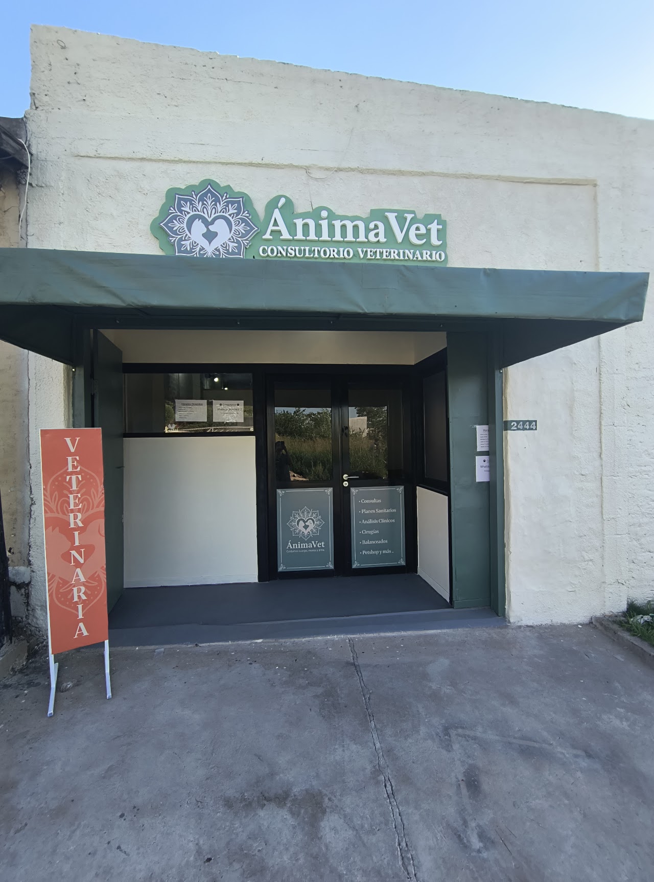 Fachada y entrada de AnimaVet en Israel Hoffman 2444, Paraná