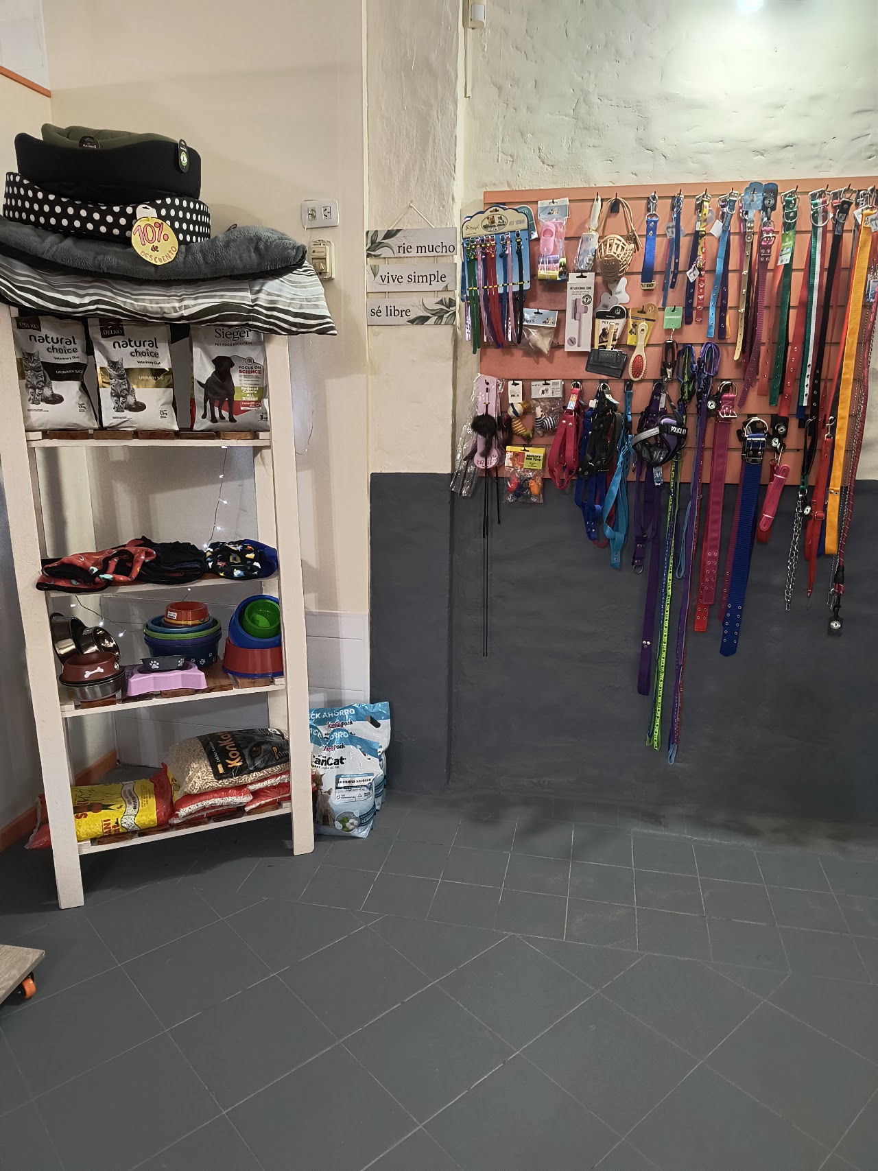 Boutique pet shop de madera clara con alimentos balanceados premium y correas en AnimaVet Paraná