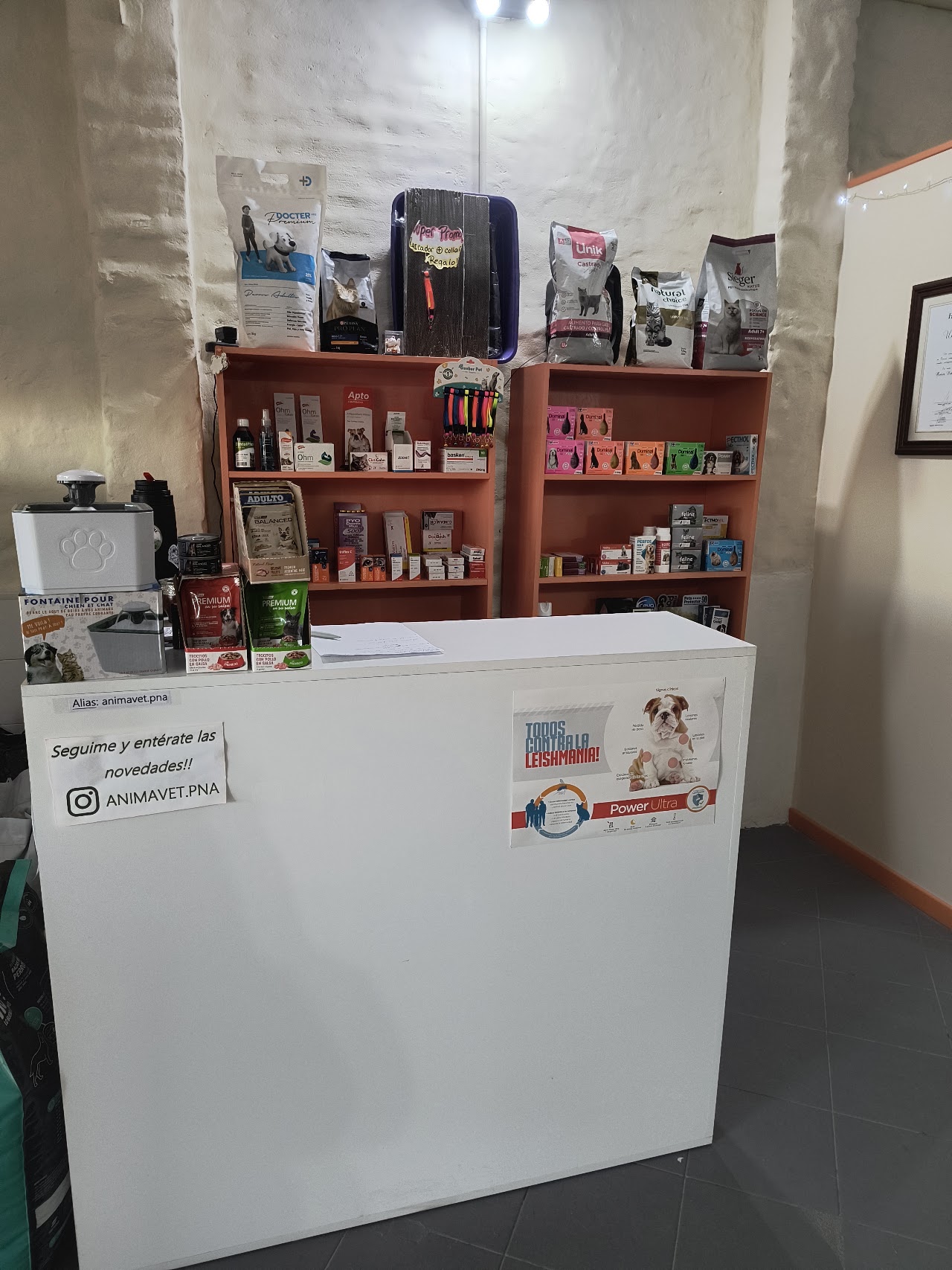 Estantería de alimentos balanceados y productos veterinarios en AnimaVet